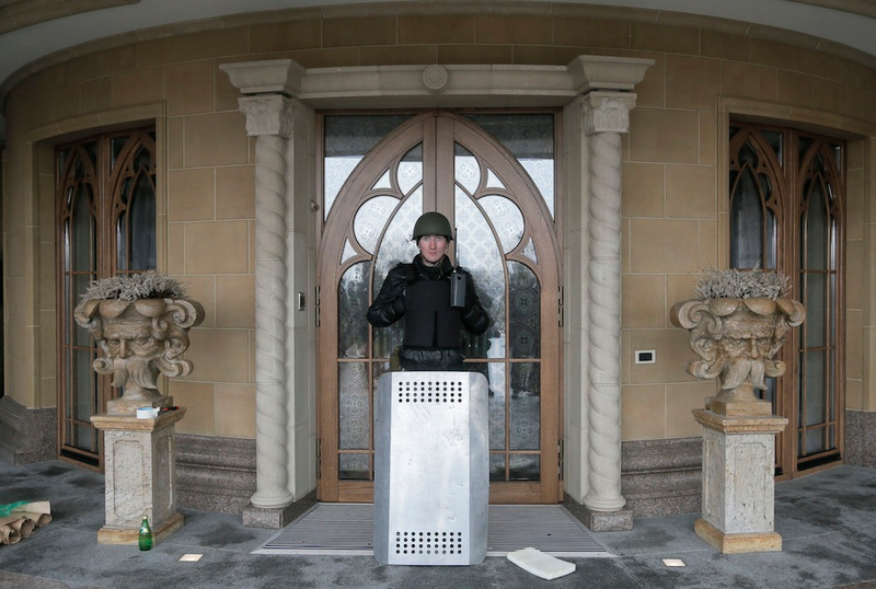 Illustration for article titled Tour the Opulent, Evacuated McMansions of Ukraine's Fallen Leaders